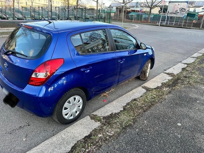 Gebraucht Hyundai i20 80 PS (58 kW) 2010 Blau Kleinwagen
