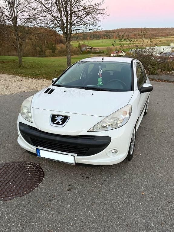 Weiß Gebraucht 2010 Peugeot 206+ Kleinwagen | 1.500 € (Guter Preis) - Bild 1/4