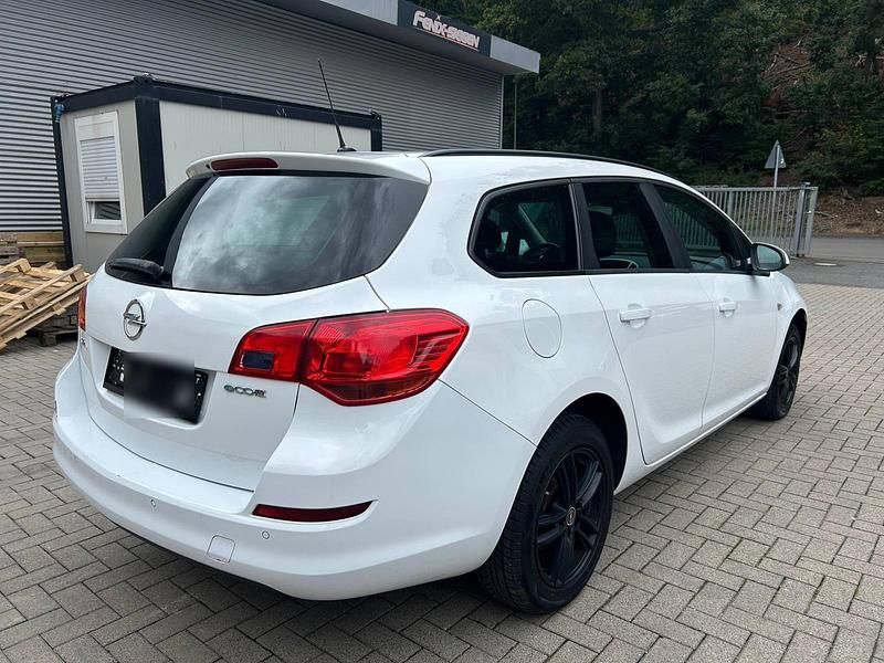 Gebraucht Opel Astra 115 PS (84 kW) 2011 Weiß Kombi