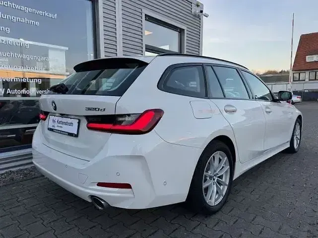 Gebraucht BMW 320 Sport Line 190 PS (139 kW) 2023 Weiß Kombi