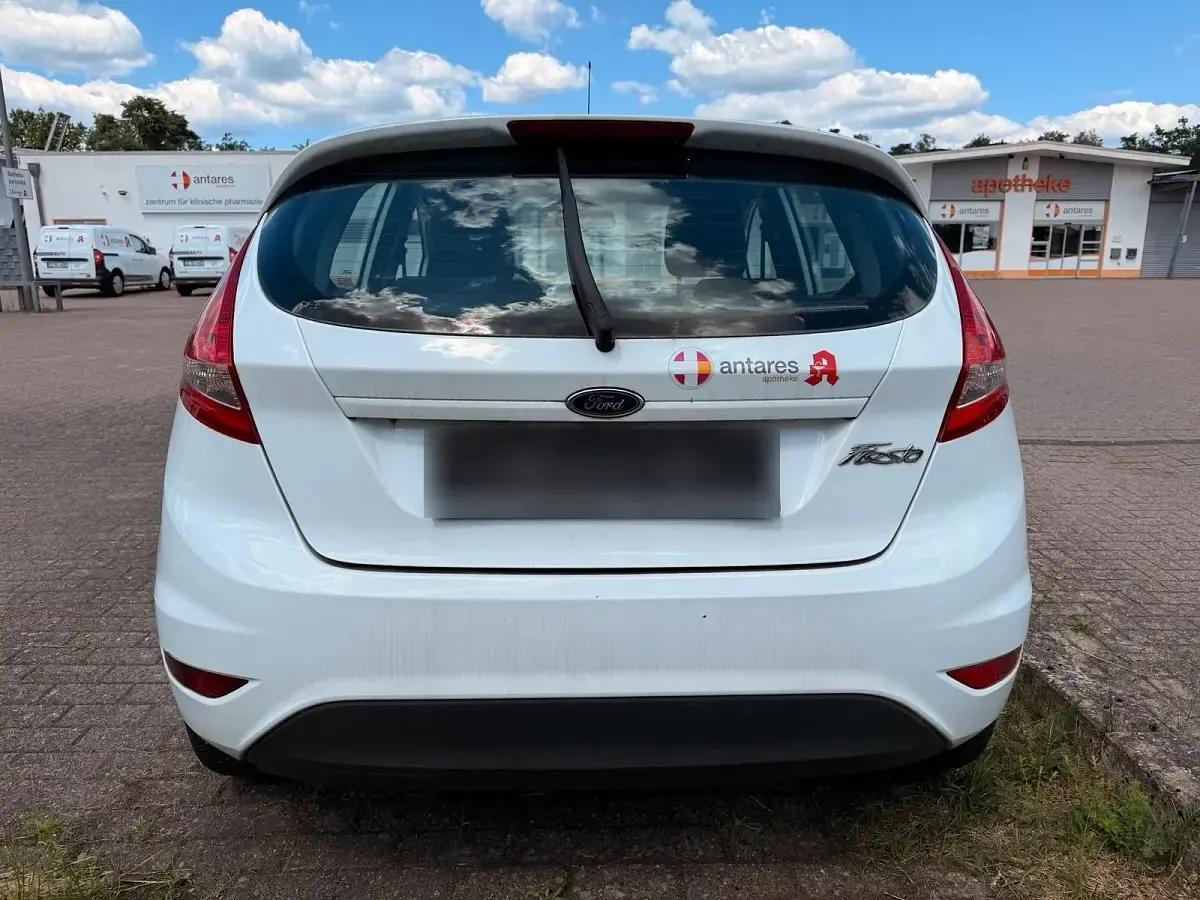 Gebraucht Ford Fiesta 72 PS (52 kW) 2010 Weiß Kleinwagen