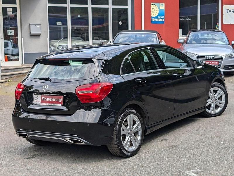 Gebraucht Mercedes A180 Urban 122 PS (89 kW) 2016 Schwarz Limousine