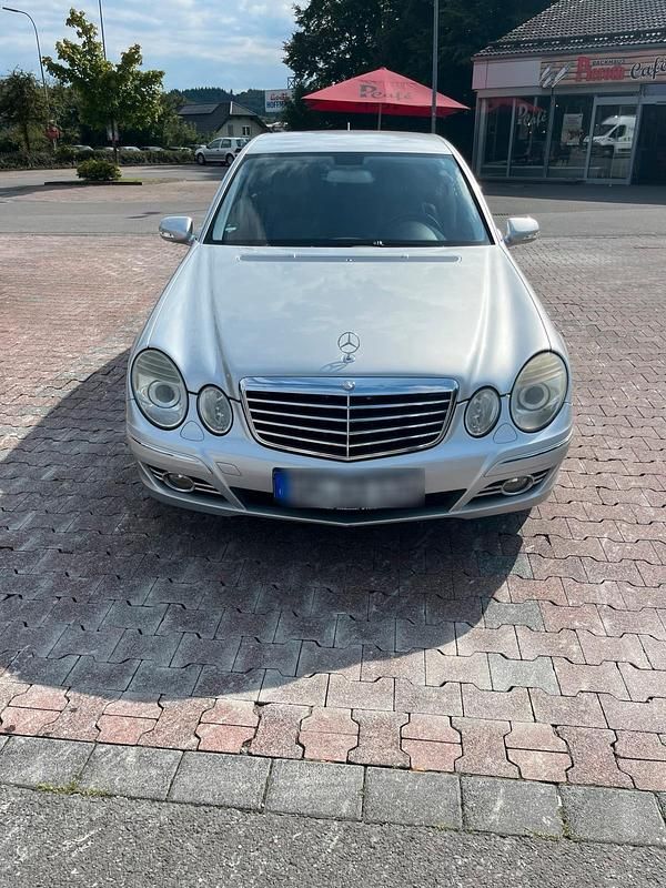Grau Gebraucht 2007 Mercedes E200 Limousine | 6.000 € (Fairer Preis) - Bild 1/4