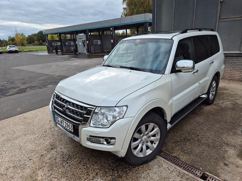 Weiß Gebraucht 2017 Mitsubishi Pajero Edition SUV | 15.499 € (Teuer) - Bild 1/4