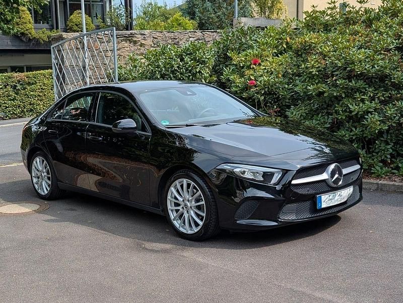 Schwarz Gebraucht 2020 Mercedes A180 Limousine | 19.900 € (Superpreis) - Bild 1/4