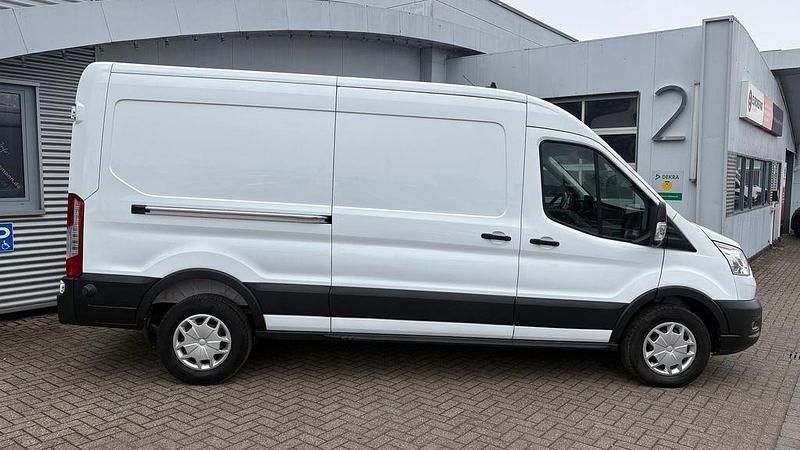 Gebraucht Ford Transit Trend 131 PS (96 kW) 2022 Weiß Limousine
