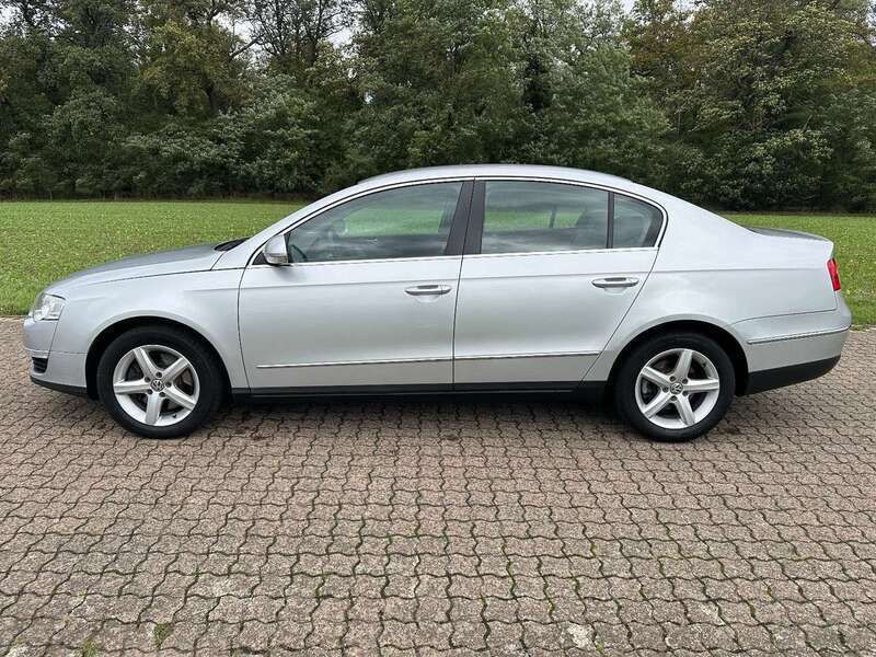 Silber Gebraucht 2005 VW Passat Comfortline Limousine | 3.700 € (Fairer Preis) - Bild 1/4