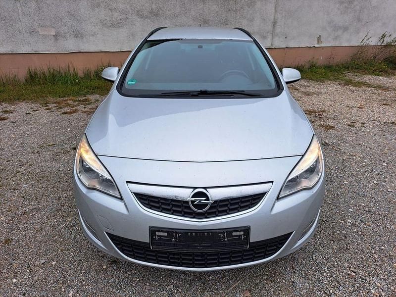 Silber Gebraucht 2011 Opel Astra Design Edition Kombi | 2.350 € (Superpreis) - Bild 1/4