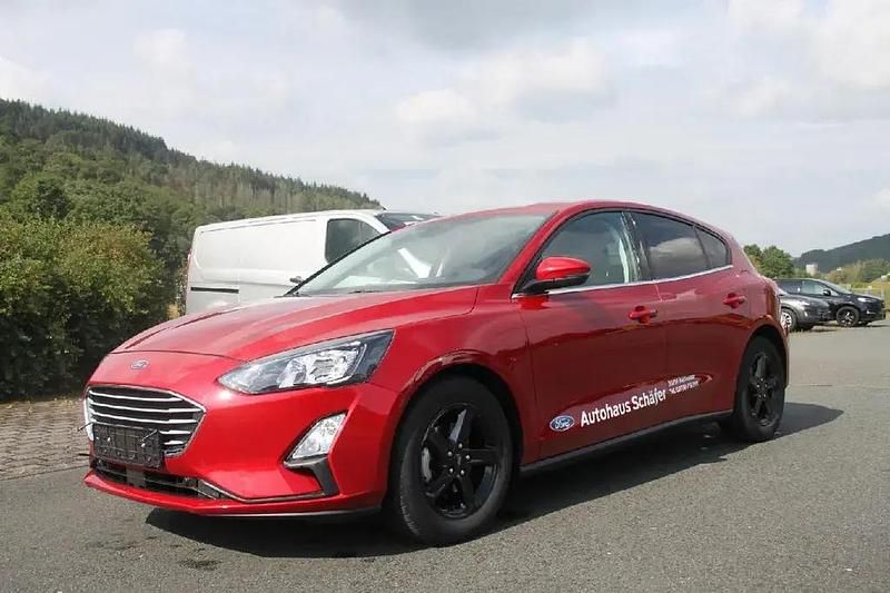 Używany Ford Focus Cool & Connect 125 KM (91 kW) 2022 Czerwony Sedan/Limuzyna