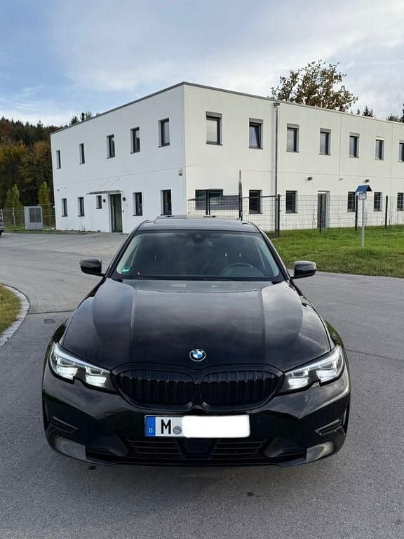 Schwarz Gebraucht 2019 BMW 320 Limousine | 19.800 € (Teuer) - Bild 1/4