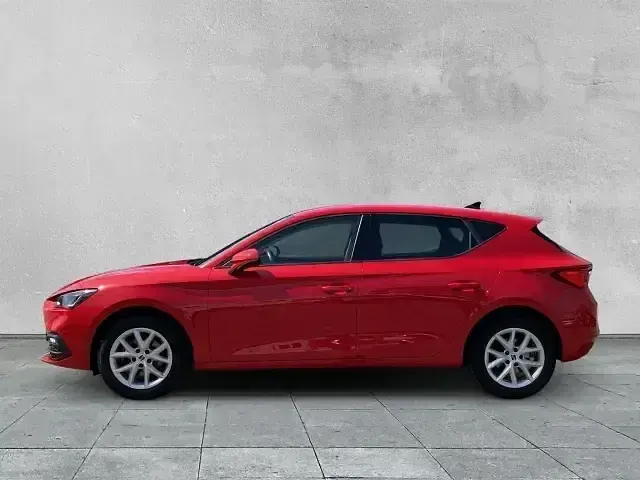 Używany Seat Leon Style 131 KM (96 kW) 2022 Czerwony Kombi