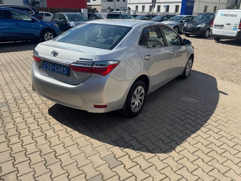 Gebraucht Toyota Corolla Cool 99 PS (72 kW) 2017 Silber Limousine
