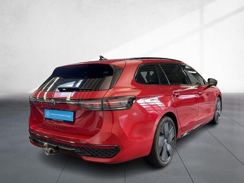 Gebraucht VW Passat R-line 150 PS (110 kW) 2024 Chilirot metallic Kombi