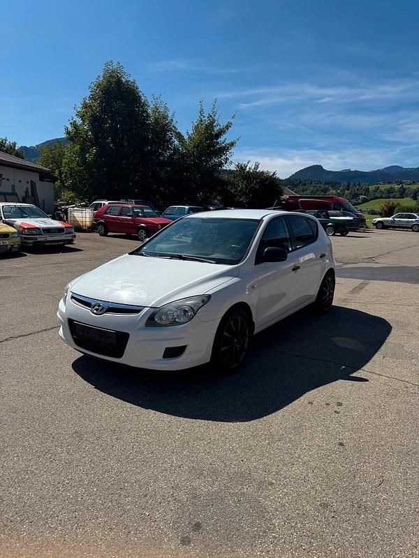 Weiß Gebraucht 2010 Hyundai i30 Classic Kleinwagen | 2.700 € (Fairer Preis) - Bild 1/4