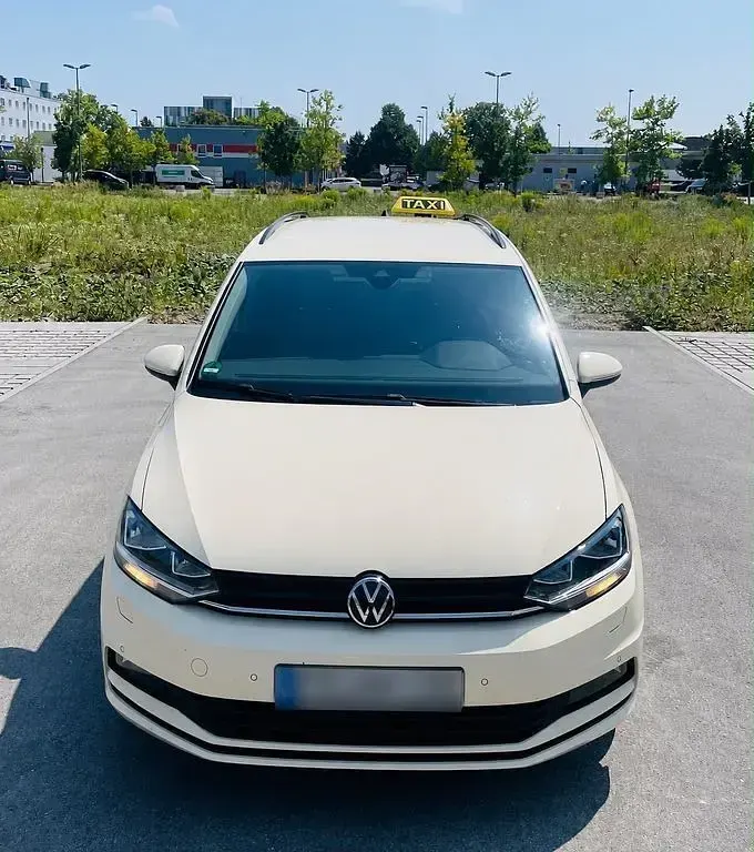Gebraucht VW Touran 150 PS (110 kW) 2024 Gelb Van / Kleinbus