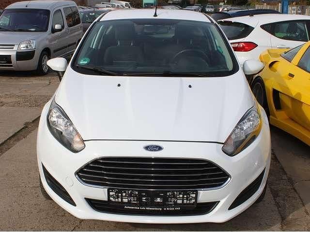 Gebraucht Ford Fiesta Trend 60 PS (44 kW) 2014 Frostweiß Kleinwagen