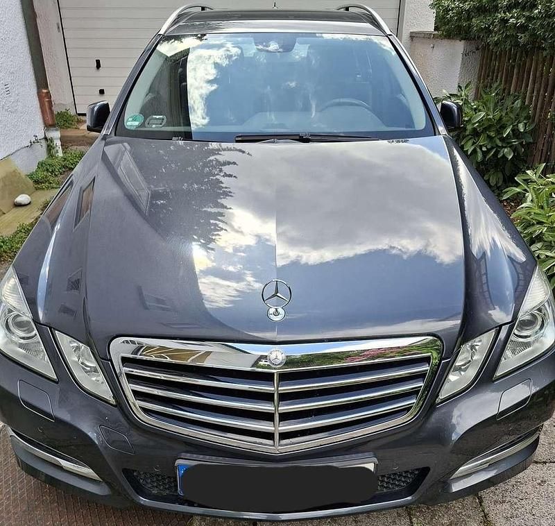 Grau Gebraucht 2011 Mercedes E200 Avantgarde Kombi | 13.600 € (Fairer Preis) - Bild 1/4