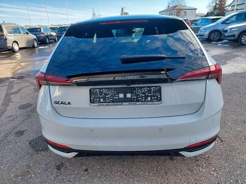 Neu Skoda Scala Monte Carlo 150 PS (110 kW) 2025 Moonweißmetallic Kleinwagen