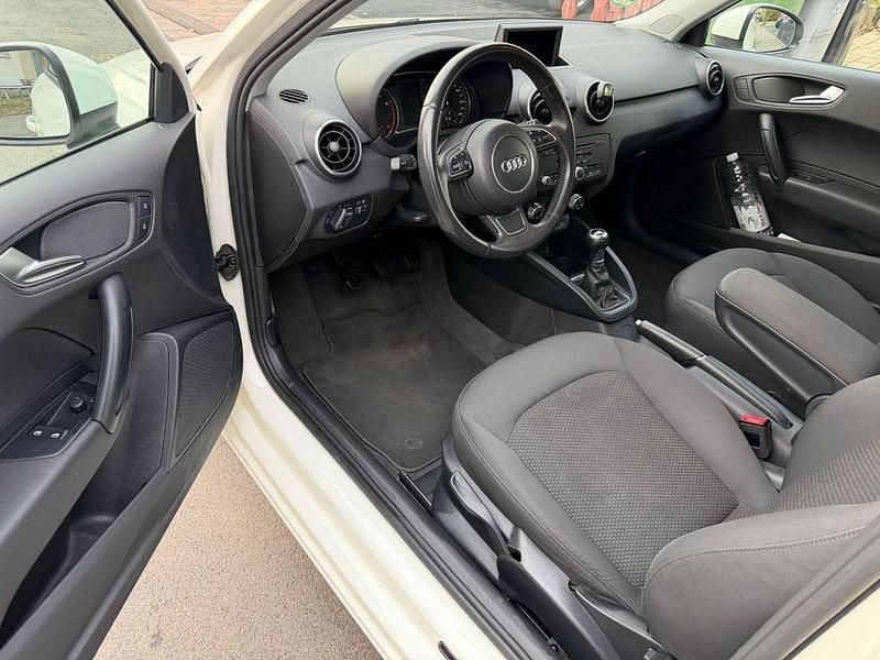 Gebraucht Audi A1 Attraction 86 PS (63 kW) 2011 Silber Kleinwagen