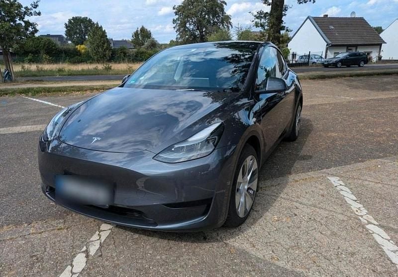 Silber Gebraucht 2023 Tesla Model Y Standard Range SUV | 27.995 € (Guter Preis) - Bild 1/4