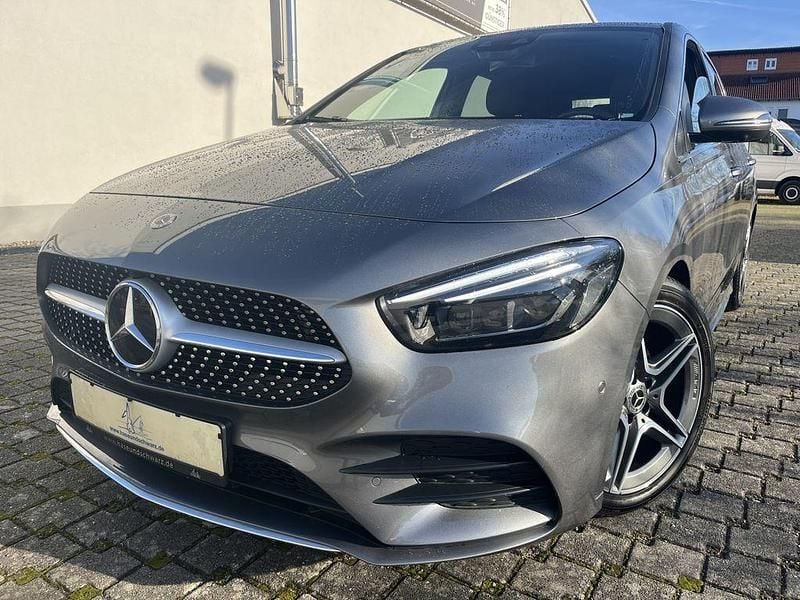 Grau Gebraucht 2019 Mercedes B200 AMG line Van / Kleinbus | 24.998 € (Fairer Preis) - Bild 1/4