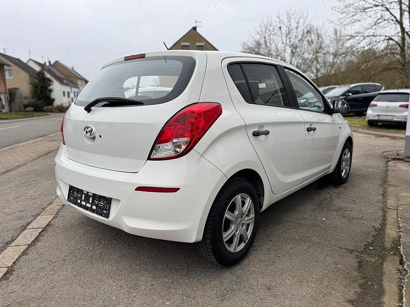 Gebraucht Hyundai i20 Classic 86 PS (63 kW) 2013 Weiß Kleinwagen