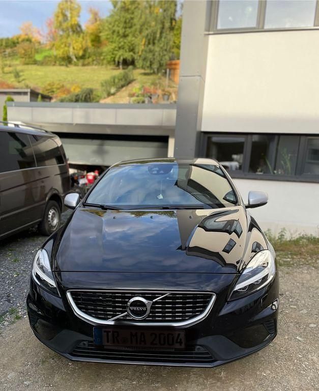 Schwarz Gebraucht 2019 Volvo V40 R-Design Limousine | 19.500 € (Fairer Preis) - Bild 1/4