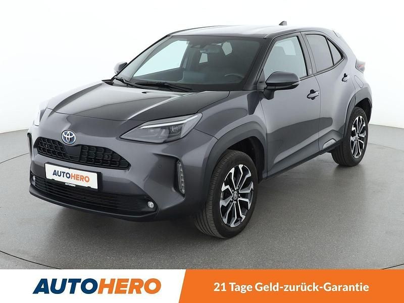 Grau Gebraucht 2021 Toyota Yaris Cross Team SUV | 22.930 € (Fairer Preis) - Bild 1/3