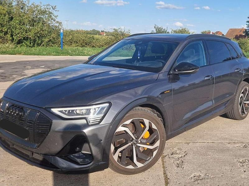 Grau Gebraucht 2022 Audi e-tron S-Line SUV | 60.000 € - Bild 1/4