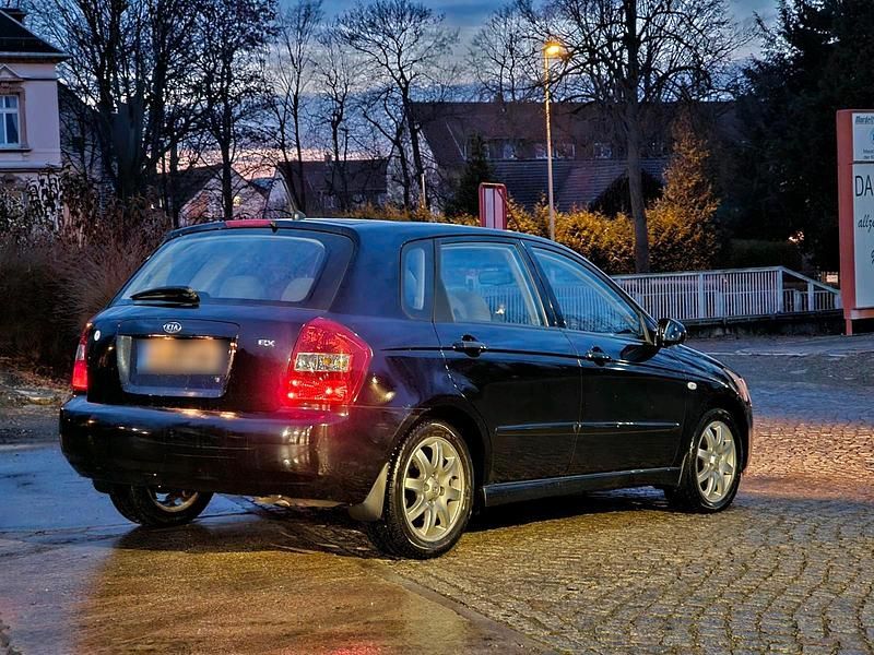 Gebraucht Kia Cerato 109 PS (80 kW) 2006 Schwarz Limousine