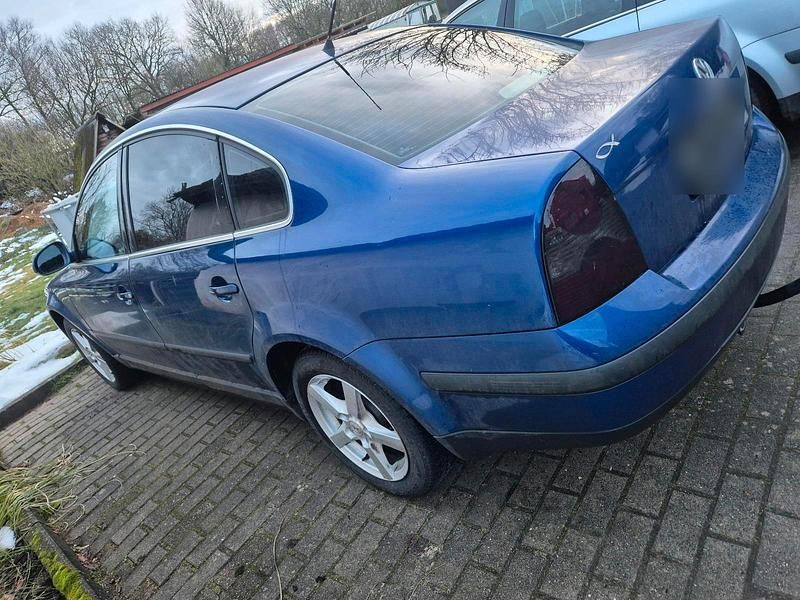 Gebraucht VW Passat 131 PS (96 kW) 2004 Blau Limousine
