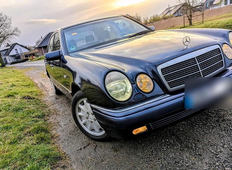 Gebraucht Mercedes E280 Elegance 204 PS (150 kW) 1998 Blau Limousine