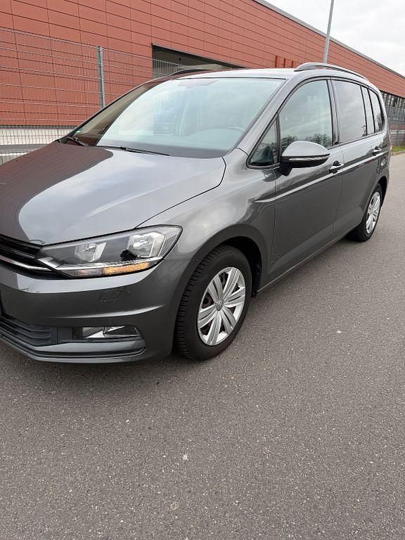 Grau Gebraucht 2016 VW Touran Comfortline Van / Kleinbus | 11.999 € (Superpreis) - Bild 1/4