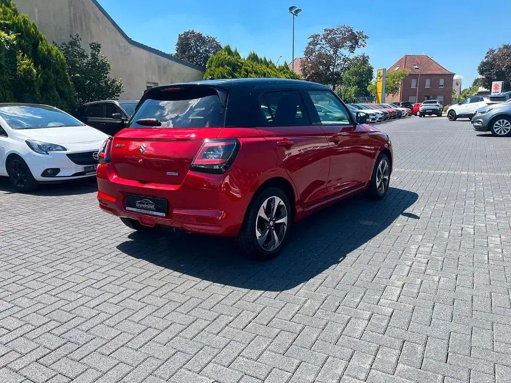 Neu Suzuki Swift Comfort+ 83 PS (61 kW) 2026 Burning red pear/black pearl Kleinwagen