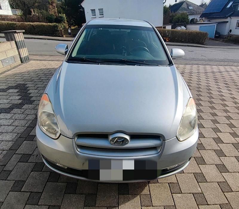 Gebraucht Hyundai Accent 97 PS (71 kW) 2007 Silber Limousine