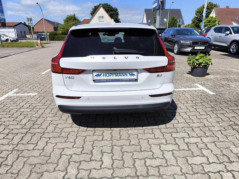 Gebraucht Volvo V60 197 PS (144 kW) 2024 Crystal white pearl / metallic Kombi