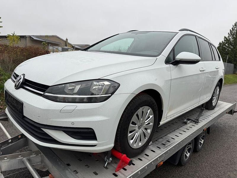 Weiß Gebraucht 2020 VW Golf VII Trendline Kombi | 6.799 € (Superpreis) - Bild 1/4