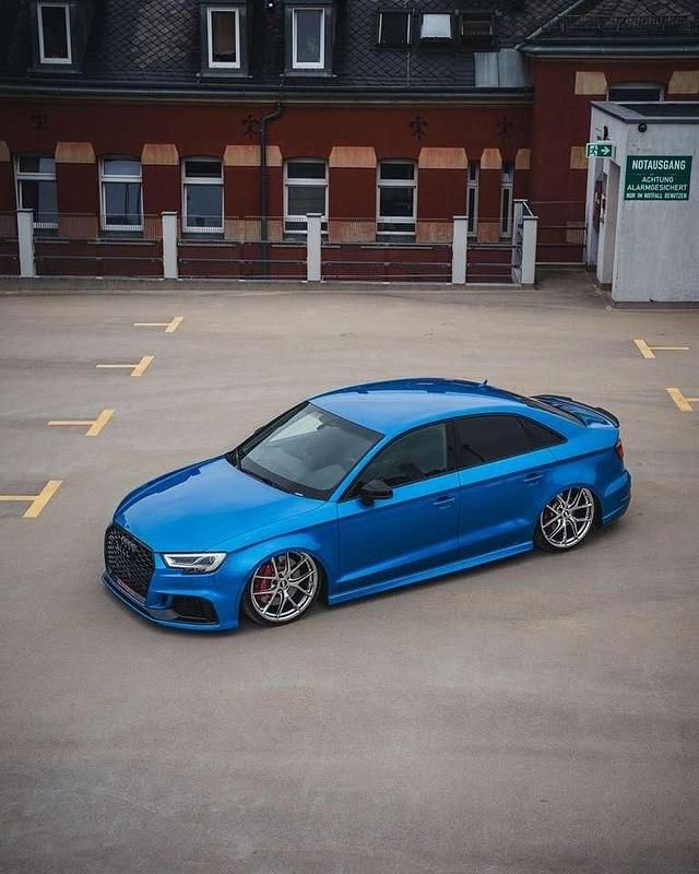 Blau Gebraucht 2018 Audi RS3 Kleinwagen | 53.999 € - Bild 1/4