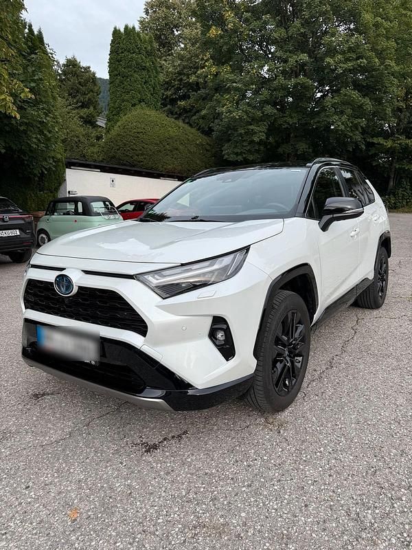 Weiß Gebraucht 2024 Toyota RAV4 Hybrid Style SUV | 40.990 € (Fairer Preis) - Bild 1/4