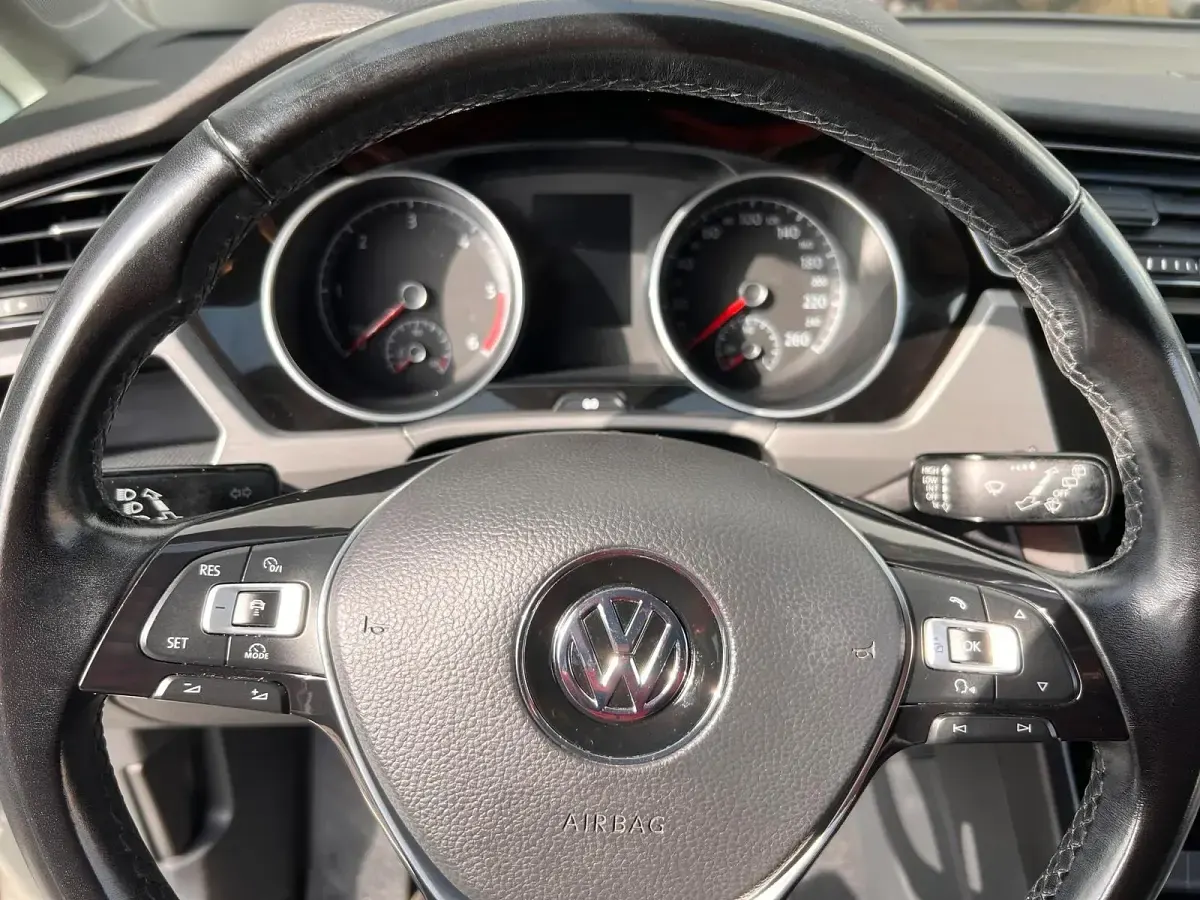 Gebraucht VW Touran 150 PS (110 kW) 2017 Weiß Van / Kleinbus