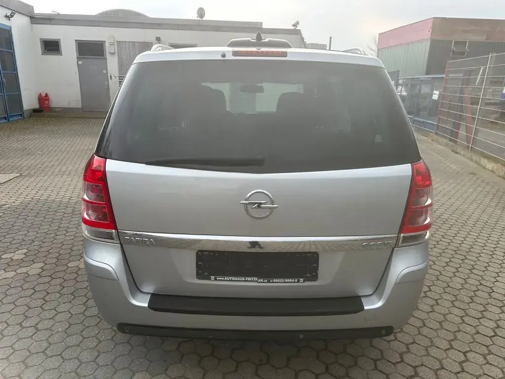 Gebraucht Opel Zafira Sport 125 PS (91 kW) 2011 Silber Van / Kleinbus