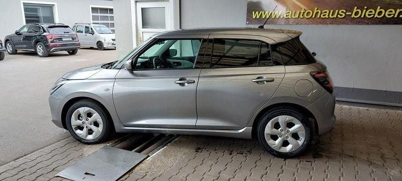 Neu Suzuki Swift Comfort 83 PS (61 kW) 2025 Silber Limousine