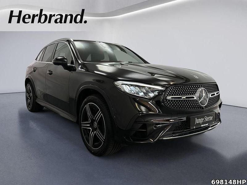 Gebraucht Mercedes GLC300e AMG 333 PS (244 kW) 2024 Metalliclack obsidianschwarz SUV