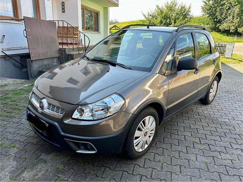 Grau Gebraucht 2011 Fiat Sedici SUV | 5.750 € (Etwas zu teuer) - Bild 1/4