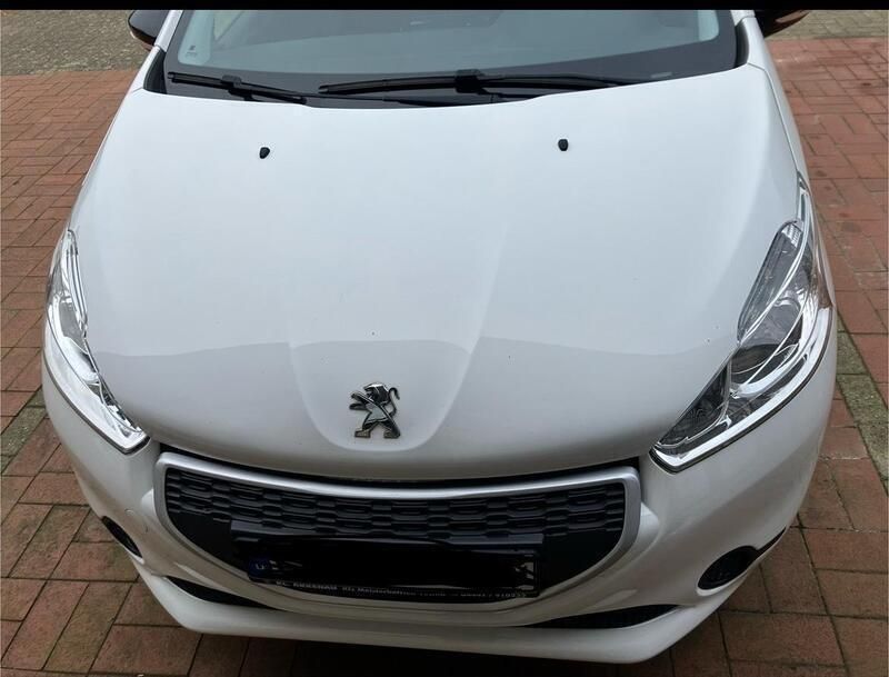 Weiß Gebraucht 2015 Peugeot 208 Kleinwagen | 4.000 € (Fairer Preis) - Bild 1/4