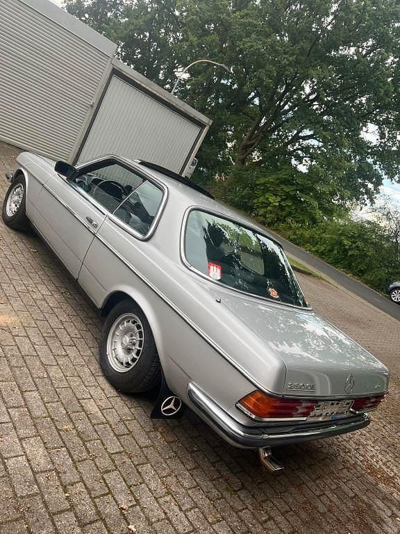 Silber Gebraucht 1983 Mercedes 230 Coupé | 13.900 € - Bild 1/4