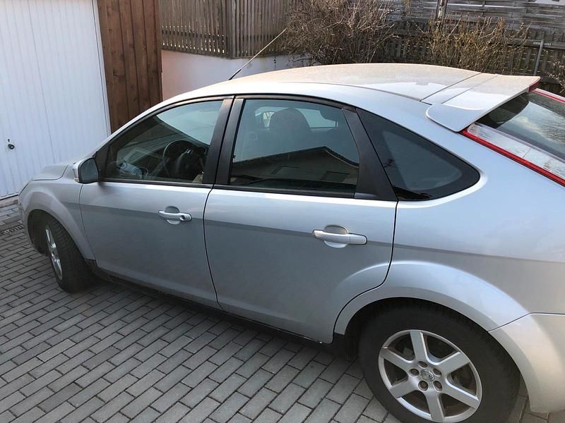 Gebraucht Ford Focus 101 PS (74 kW) 2008 Grau Kleinwagen