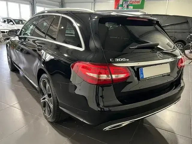 Gebraucht Mercedes C300e 211 PS (155 kW) 2020 Ung. schwarz  unilack Kombi
