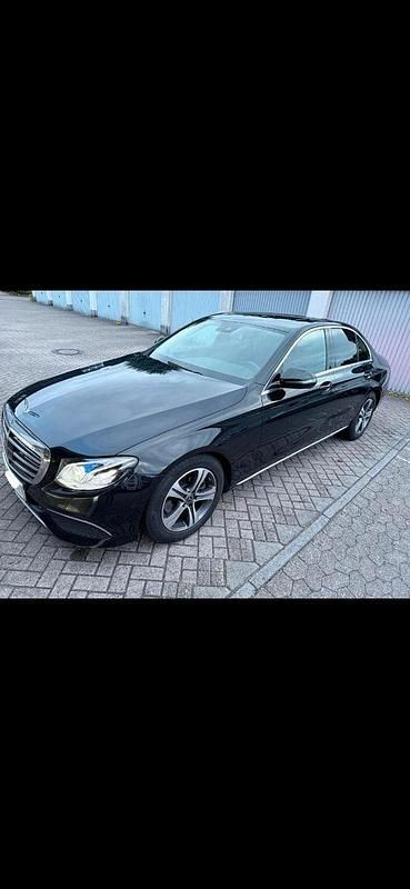 Schwarz Gebraucht 2020 Mercedes E300 Limousine | 33.750 € (Guter Preis) - Bild 1/4