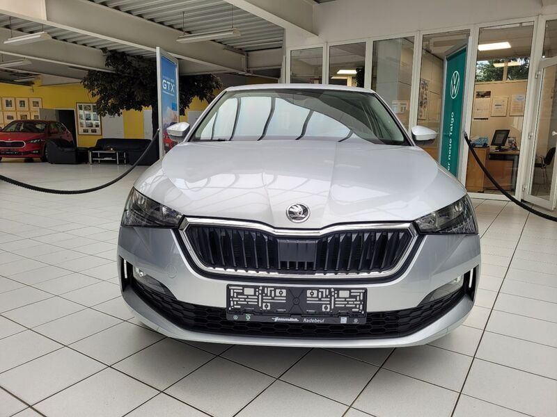 Silber Gebraucht 2022 Skoda Scala Ambition Kleinwagen | 24.990 € - Bild 1/4